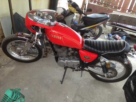 ขาย Yamaha sr 500 cc Cafe รถใช้ประจำ ของเหลวเปลี่ยนเรียบร้อย  รถวิ่ง 150 สบาย (ถ้าไม่เสียวก่อน อิอิ) เครื่องแน่นแรงดีไม่มีเยิ้ม สีถังทำมาใหม่!!