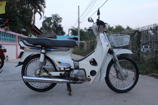 ดรีมคุรุสภาสีขาวทะเบียนโอนภาษีเต็มเดิมๆราคาถูก13800บาท ดรีมคุรุสภาสีขาวทะเบียนโอนภาษีเต็มเดิมๆราคาถูก13800บาท