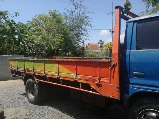 หกล้อ​ Isuzu.​ เครื่อง​ 88​ แรง​ สวยๆ