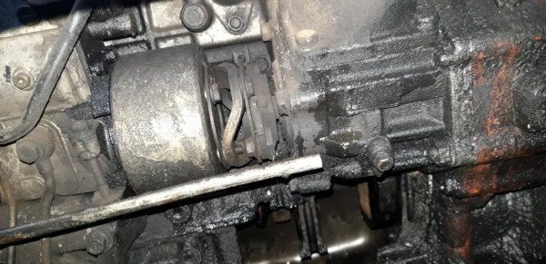 เครื่อง6HE1 มีตำหนิแตกจากการกระแทกด้านนอก แจ้งยกลง