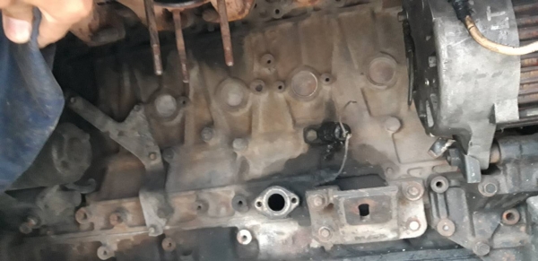 เครื่อง6HE1 มีตำหนิแตกจากการกระแทกด้านนอก แจ้งยกลง