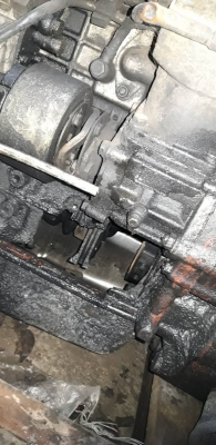 เครื่อง6HE1 มีตำหนิแตกจากการกระแทกด้านนอก แจ้งยกลง