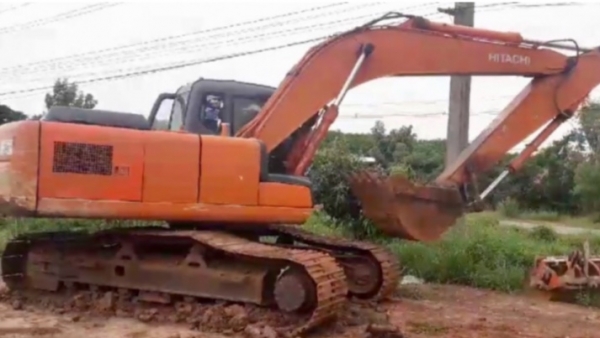 HITACHI ZX 200-1 รถใช้งาน 13,600 hr บอดี้สวยเดิมๆภายในเก๋ง แอร์เย็น ทำงานเร็วไม่มีโหลด ช่วงล่างเอวแน่น โซ่เต็มสภาพดีสุดๆครับพร้อมใช้งาน จัดไฟแนนซ์ได้เลยครับ