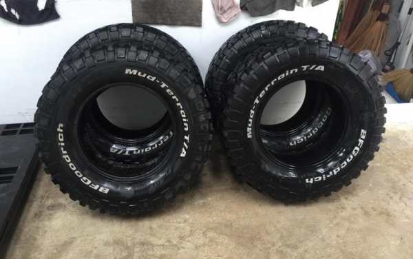 ยาง BF KM2 MUD 33นิ้ว ดอกต็มเป็นเซนทุกเส้น ใช้น้อย สภาพสวย4เส้น
