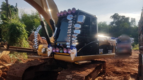 ขาย 1,650,000 CAT 320 D เล่มทะบียน ทำงาน 11,000 ชม. ไฟฟ้าครบ เครื่องดีมาก ปั้มแรงมาก เอวแน่น ช่วงล่างสวย รถสวยสภาพพร้อมใช้ รถอยู่ ปราจีนบุรี 090-772-3710 090-772-3708