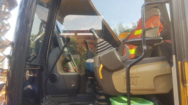 ขาย 1,650,000 CAT 320 D เล่มทะบียน ทำงาน 11,000 ชม. ไฟฟ้าครบ เครื่องดีมาก ปั้มแรงมาก เอวแน่น ช่วงล่างสวย รถสวยสภาพพร้อมใช้ รถอยู่ ปราจีนบุรี 090-772-3710 090-772-3708