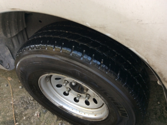 ขายล้อกะทะผ่าพร้อมยางมิชลิน225/75R14ปี 17 จำนวน 2 ล้อ