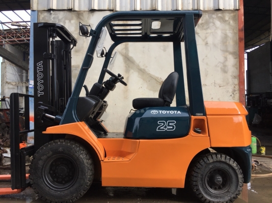 ขายด่วนน!! TOYOTA รุ่น 7 FD25 เสาเข้าตู้ 3 เมตร พร้อมงาสไลด์ซ้าย-ขวา เกียร์ Automatic