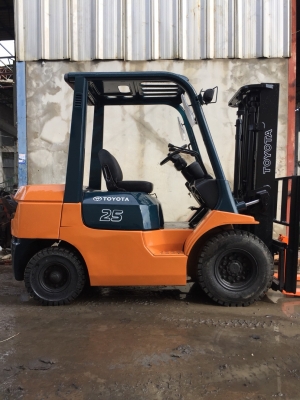 ขายด่วนน!! TOYOTA รุ่น 7 FD25 เสาเข้าตู้ 3 เมตร พร้อมงาสไลด์ซ้าย-ขวา เกียร์ Automatic