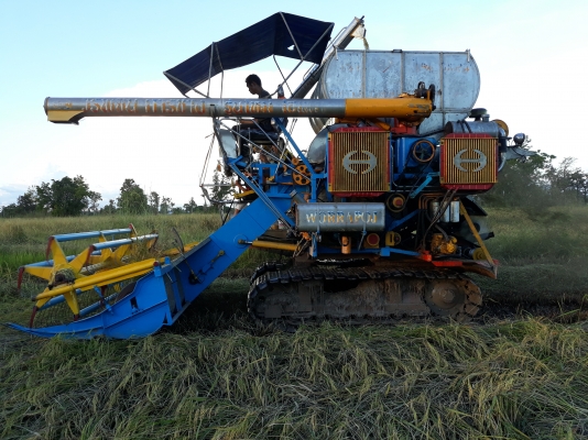 ขายรถเกี่ยวข้าววรพจน์การข่างพร้อมลุยงาน สภาพ95  \%  ลงงานแล้ว