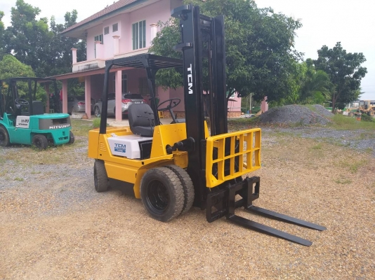 ขายรถยก TCM FD25 Z1 เครื่องดีเซล C240  เสาสูง 4 เมตร งาเท ยกได้ 2.5 ตัน เกียร์ธรรมดา ล้อหน้าคู่ รถนอกนำเข้า ติดต่อ 098-7962549