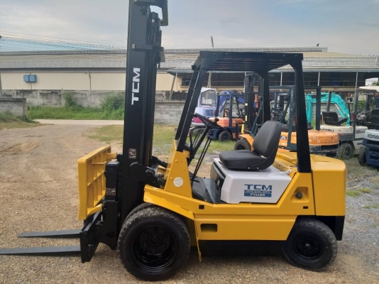ขายรถยก TCM FD25 Z1 เครื่องดีเซล C240  เสาสูง 4 เมตร งาเท ยกได้ 2.5 ตัน เกียร์ธรรมดา ล้อหน้าคู่ รถนอกนำเข้า ติดต่อ 098-7962549