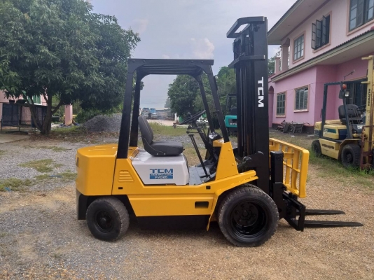 ขายรถยก TCM FD25 Z1 เครื่องดีเซล C240  เสาสูง 4 เมตร งาเท ยกได้ 2.5 ตัน เกียร์ธรรมดา ล้อหน้าคู่ รถนอกนำเข้า ติดต่อ 098-7962549