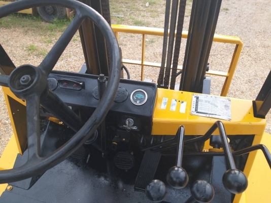 ขายรถยก TCM FD25 Z1 เครื่องดีเซล C240  เสาสูง 4 เมตร งาเท ยกได้ 2.5 ตัน เกียร์ธรรมดา ล้อหน้าคู่ รถนอกนำเข้า ติดต่อ 098-7962549