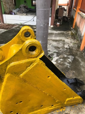 ขายด่วน บุ้งกี๋ ปาก45นิ้ว ใส่pc120 ของนอก ถอดจากรถใช้ตักงานวางท่อ เพียง 5000 บาท