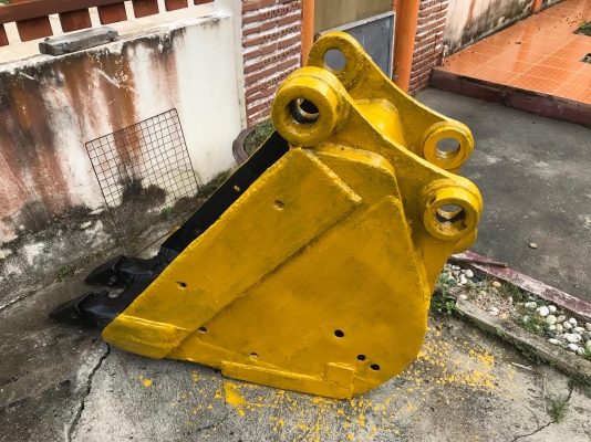 ขายด่วน บุ้งกี๋ ปาก45นิ้ว ใส่pc120 ของนอก ถอดจากรถใช้ตักงานวางท่อ เพียง 5000 บาท