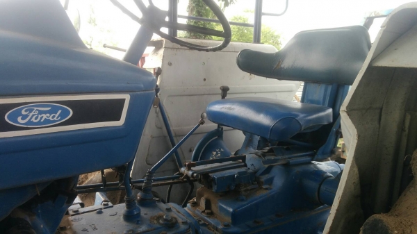ขายรถไถ FORD 77 เสื้อลาย อุปกรณ์ ใบดัน ผาน เลือกเอา จะเอาผ่าน7หรือผ่าน3 ได้ผ่านเดียว เล่มทะเบียนชุดโอนอยู่สระบุรี ราคา225000บ. สนใจ0835601591