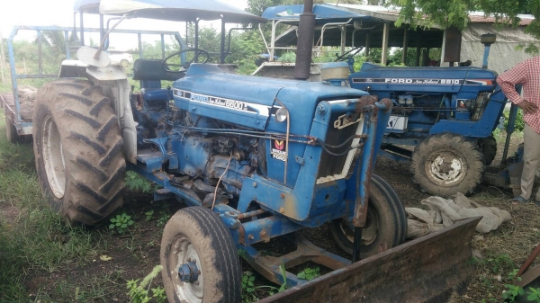 ขายรถไถ FORD 77 เสื้อลาย อุปกรณ์ ใบดัน ผาน เลือกเอา จะเอาผ่าน7หรือผ่าน3 ได้ผ่านเดียว เล่มทะเบียนชุดโอนอยู่สระบุรี ราคา225000บ. สนใจ0835601591