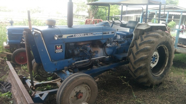 ขายรถไถ FORD 77 เสื้อลาย อุปกรณ์ ใบดัน ผาน เลือกเอา จะเอาผ่าน7หรือผ่าน3 ได้ผ่านเดียว เล่มทะเบียนชุดโอนอยู่สระบุรี ราคา225000บ. สนใจ0835601591