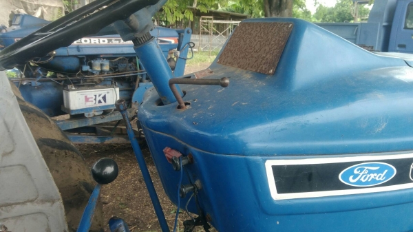 ขายรถไถ FORD 77 เสื้อลาย อุปกรณ์ ใบดัน ผาน เลือกเอา จะเอาผ่าน7หรือผ่าน3 ได้ผ่านเดียว เล่มทะเบียนชุดโอนอยู่สระบุรี ราคา225000บ. สนใจ0835601591