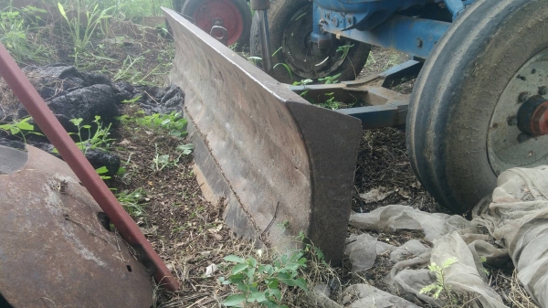 ขายรถไถ FORD 77 เสื้อลาย อุปกรณ์ ใบดัน ผาน เลือกเอา จะเอาผ่าน7หรือผ่าน3 ได้ผ่านเดียว เล่มทะเบียนชุดโอนอยู่สระบุรี ราคา225000บ. สนใจ0835601591