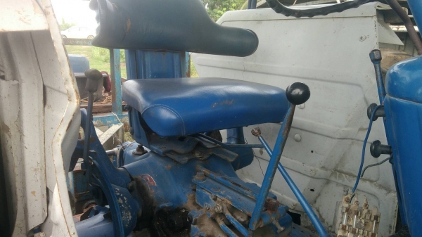 ขายรถไถ FORD 77 เสื้อลาย อุปกรณ์ ใบดัน ผาน เลือกเอา จะเอาผ่าน7หรือผ่าน3 ได้ผ่านเดียว เล่มทะเบียนชุดโอนอยู่สระบุรี ราคา225000บ. สนใจ0835601591