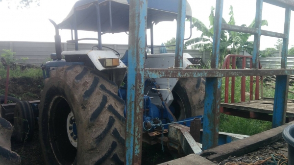 ขายรถไถ FORD 77 เสื้อลาย อุปกรณ์ ใบดัน ผาน เลือกเอา จะเอาผ่าน7หรือผ่าน3 ได้ผ่านเดียว เล่มทะเบียนชุดโอนอยู่สระบุรี ราคา225000บ. สนใจ0835601591