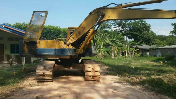 ขายรถแบคโฮ KOMATSU PC200-3 คอลโทรลสั้น ราคา 160000