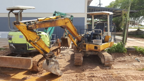 ขาย แบคโฮ KOMATSU PC30-6 พร้อมใช้งานครับ