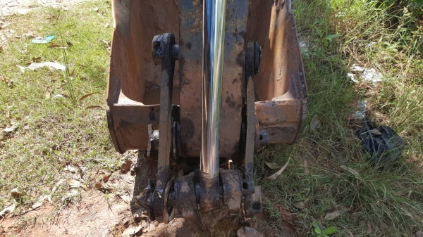 ขายตามสภาพ แบคโฮ KOMATSU PC200LC-5 ช่วงล่าง 60\% บูทสลักมีหลวม เอกสารใบอินวอยซ์ ขายตามสภาพ แบคโฮ KOMATSU PC200LC-5 ช่วงล่าง 60\% บูทสลักมีหลวม เอกสารใบอินวอยซ์