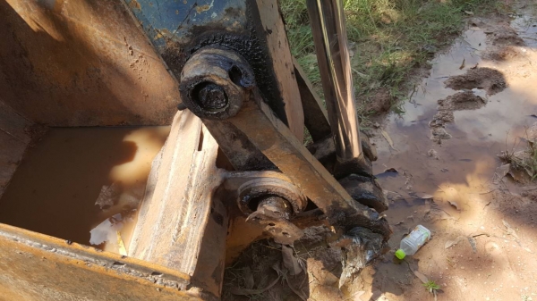 ขายตามสภาพ แบคโฮ KOMATSU PC200LC-5 ช่วงล่าง 60\% บูทสลักมีหลวม เอกสารใบอินวอยซ์ ขายตามสภาพ แบคโฮ KOMATSU PC200LC-5 ช่วงล่าง 60\% บูทสลักมีหลวม เอกสารใบอินวอยซ์