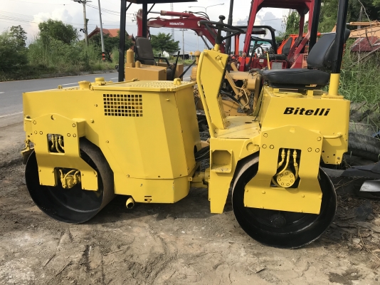 รถบดล้อเหล็กสั่นสะเทือนbitelli สภาพดีพร้อมใช้ใช้น้อยไม่ถึง 200 ชั่วโมง
