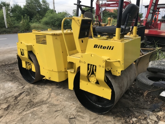 รถบดล้อเหล็กสั่นสะเทือนbitelli สภาพดีพร้อมใช้ใช้น้อยไม่ถึง 200 ชั่วโมง