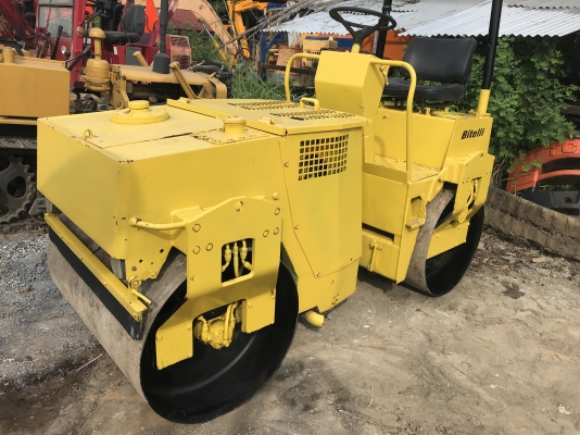 รถบดล้อเหล็กสั่นสะเทือนbitelli สภาพดีพร้อมใช้ใช้น้อยไม่ถึง 200 ชั่วโมง