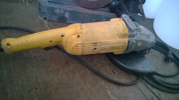 เครื่องเจียร์Dewalt 7&quot; 2000W.