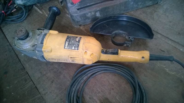 เครื่องเจียร์Dewalt 7" 2000W. เครื่องเจียร์Dewalt 7" 2000W.