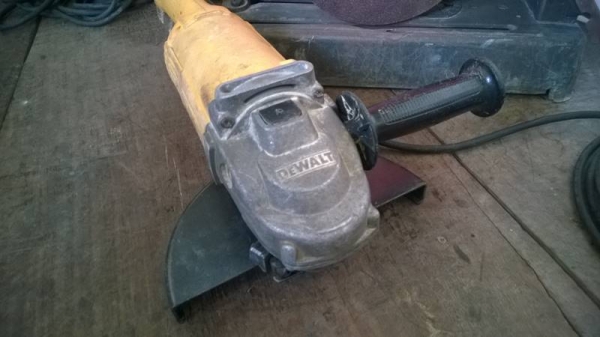 เครื่องเจียร์Dewalt 7&quot; 2000W.