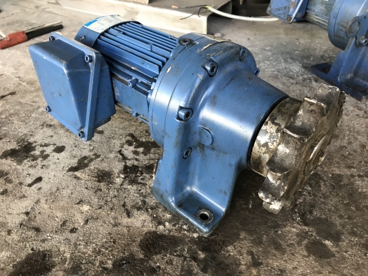 ขายมอเตอร์เกียร์ Cycro drive Sumitomo 0.4Kw 380V อัตราทด 1:43 made in Japan เพลาออกประมาณ 33 รอบต่อนาที รอบช้าแรงบิดเยอะ มีตำหนิขาหัก 1จุด สภาพสวยมาก หมุนนิ่ม พร้อมใช้งาน