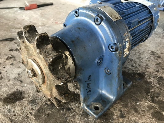 ขายมอเตอร์เกียร์ Cycro drive Sumitomo 0.4Kw 380V อัตราทด 1:43 made in Japan เพลาออกประมาณ 33 รอบต่อนาที รอบช้าแรงบิดเยอะ มีตำหนิขาหัก 1จุด สภาพสวยมาก หมุนนิ่ม พร้อมใช้งาน ขายมอเตอร์เกียร์ Cycro drive Sumitomo 0.4Kw 380V อัตราทด 1:43 made in Japan เพลาออกประมาณ 33 รอบต่อนาที รอบช้าแรงบิดเยอะ มีตำหนิขาหัก 1จุด สภาพสวยมาก หมุนนิ่ม พร้อมใช้งาน