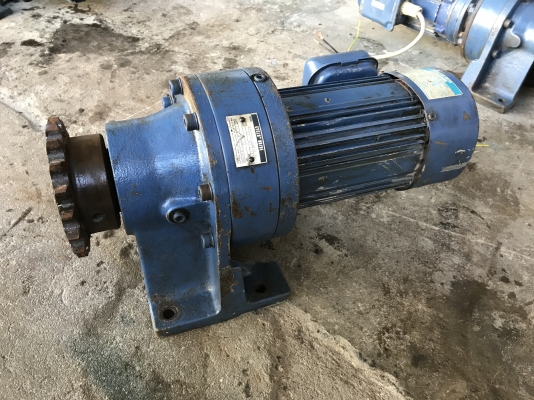 ขายมอเตอร์เกียร์ Cycro drive Sumitomo 0.4Kw 380V อัตราทด 1:71 made in Japan เพลาออกประมาณ 20 รอบต่อนาที รอบช้าแรงบิดเยอะ มีระบบเบรคในตัว สภาพสวยมาก หมุนนิ่ม พร้อมใช้งาน