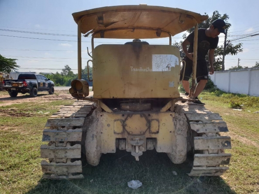ขายรถแทรกเตอร์ CAT D5 ตีนไก่ เกียร์ท๊อค ราคา.350,000 ต่อรอง เอกสารเล่มทะเบียน ผานดันหน้าปรับระดับได้ เครื่อง.68J เครื่อง ปั้ม แรง ปิดตัว ซ้าย ขวา เดินหน้าถอยหลัว เร็วมาก เกียร์ 3 สปีด โซ้ 80\% เฟรมสวย ลูเลอร์เต็ม พร้อมทำงาน  บอร์ดี้รอบคันสวย สนใจโทรจองด่วน