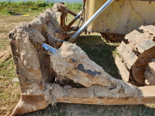 ขายรถแทรกเตอร์ CAT D5 ตีนไก่ เกียร์ท๊อค ราคา.350,000 ต่อรอง เอกสารเล่มทะเบียน ผานดันหน้าปรับระดับได้ เครื่อง.68J เครื่อง ปั้ม แรง ปิดตัว ซ้าย ขวา เดินหน้าถอยหลัว เร็วมาก เกียร์ 3 สปีด โซ้ 80\% เฟรมสวย ลูเลอร์เต็ม พร้อมทำงาน  บอร์ดี้รอบคันสวย สนใจโทรจองด่วน