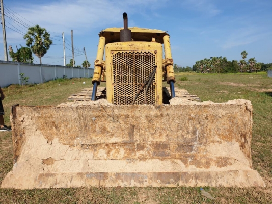 ขายรถแทรกเตอร์ CAT D5 ตีนไก่ เกียร์ท๊อค ราคา.350,000 ต่อรอง เอกสารเล่มทะเบียน ผานดันหน้าปรับระดับได้ เครื่อง.68J เครื่อง ปั้ม แรง ปิดตัว ซ้าย ขวา เดินหน้าถอยหลัว เร็วมาก เกียร์ 3 สปีด โซ้ 80\% เฟรมสวย ลูเลอร์เต็ม พร้อมทำงาน  บอร์ดี้รอบคันสวย สนใจโทรจองด่วน