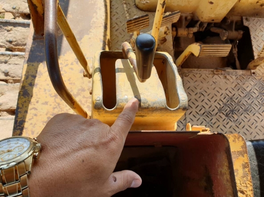 ขายรถแทรกเตอร์ CAT D5 ตีนไก่ เกียร์ท๊อค ราคา.350,000 ต่อรอง เอกสารเล่มทะเบียน ผานดันหน้าปรับระดับได้ เครื่อง.68J เครื่อง ปั้ม แรง ปิดตัว ซ้าย ขวา เดินหน้าถอยหลัว เร็วมาก เกียร์ 3 สปีด โซ้ 80\% เฟรมสวย ลูเลอร์เต็ม พร้อมทำงาน  บอร์ดี้รอบคันสวย สนใจโทรจองด่วน