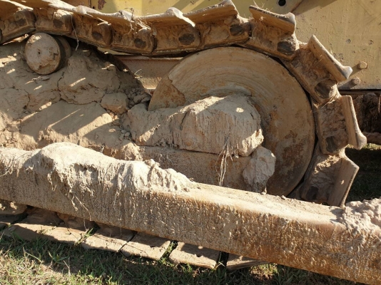 ขายรถแทรกเตอร์ CAT D5 ตีนไก่ เกียร์ท๊อค ราคา.350,000 ต่อรอง เอกสารเล่มทะเบียน ผานดันหน้าปรับระดับได้ เครื่อง.68J เครื่อง ปั้ม แรง ปิดตัว ซ้าย ขวา เดินหน้าถอยหลัว เร็วมาก เกียร์ 3 สปีด โซ้ 80\% เฟรมสวย ลูเลอร์เต็ม พร้อมทำงาน  บอร์ดี้รอบคันสวย สนใจโทรจองด่วน