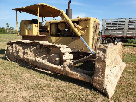 ขายรถแทรกเตอร์ CAT D5 ตีนไก่ เกียร์ท๊อค ราคา.350,000 ต่อรอง เอกสารเล่มทะเบียน ผานดันหน้าปรับระดับได้ เครื่อง.68J เครื่อง ปั้ม แรง ปิดตัว ซ้าย ขวา เดินหน้าถอยหลัว เร็วมาก เกียร์ 3 สปีด โซ้ 80\% เฟรมสวย ลูเลอร์เต็ม พร้อมทำงาน  บอร์ดี้รอบคันสวย สนใจโทรจองด่วน