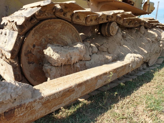 ขายรถแทรกเตอร์ CAT D5 ตีนไก่ เกียร์ท๊อค ราคา.350,000 ต่อรอง เอกสารเล่มทะเบียน ผานดันหน้าปรับระดับได้ เครื่อง.68J เครื่อง ปั้ม แรง ปิดตัว ซ้าย ขวา เดินหน้าถอยหลัว เร็วมาก เกียร์ 3 สปีด โซ้ 80\% เฟรมสวย ลูเลอร์เต็ม พร้อมทำงาน  บอร์ดี้รอบคันสวย สนใจโทรจองด่วน