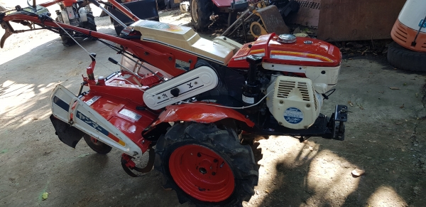 รถพรวนดินเบนซิน 6 แรง ใบตีดิน 90 \% พร้อมใช้งาน