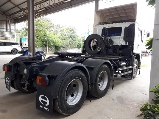 HINO s 500 FM1AKLA 344 แรง ปี 57 หัวลากพร้อมหางพื้นเรียบ 3 เพลา อู่ RCK รุ่งเจริญปี 55 รถสวยเดิมๆ ยางดีทุกเส้น หัวบางเดิมไม่เคยทำสี  เครื่อง/เกียร์/เฟืองท้าย ช่วงล่าง 89\% อ่างเนียม ท่อ S ทะเบียนพร้อม