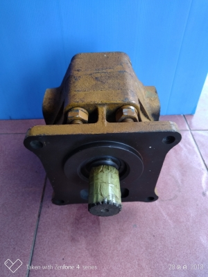 ขายด่วนปั้ม ไฮโดลิค 19ฟัน เก่าเก็บ 0855267765